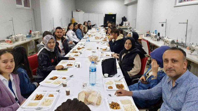 Aşçı Öğrencilerden Arkadaşlarına İftar