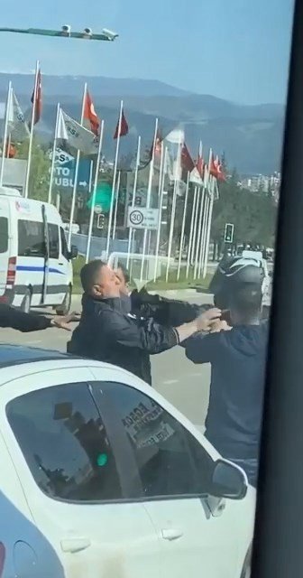 Trafikte Yumruk Yumruğa Yol Verme Kavgası