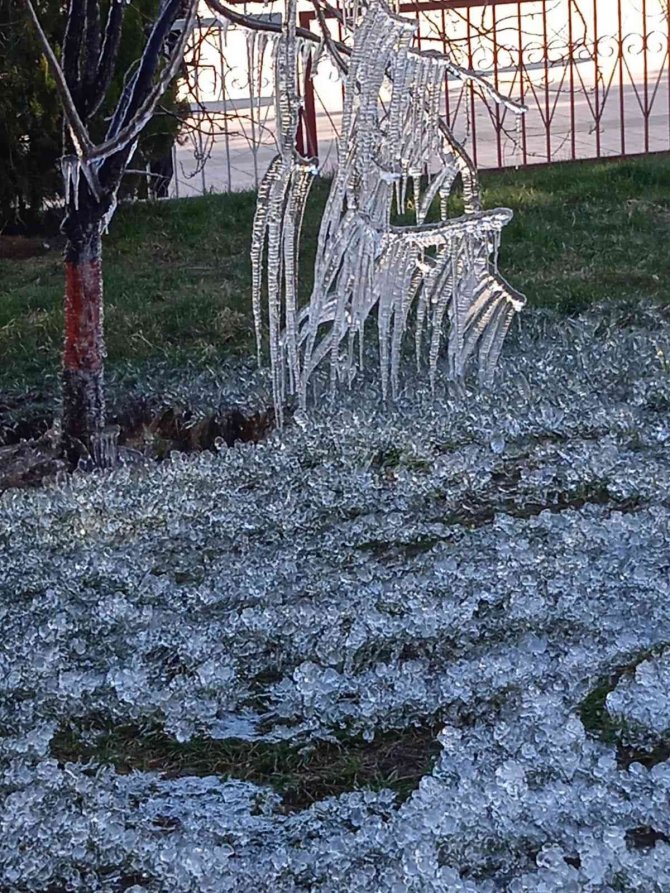 Fıskiyenin Açık Bırakılmasıyla Park Buzla Kaplandı