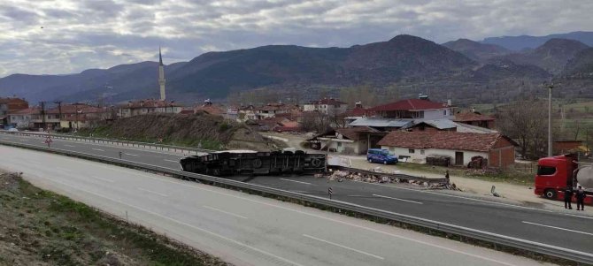 D100’de Devrilen Tırın Dorsesindeki Malzemeler Yola Saçıldı: 1 Yaralı