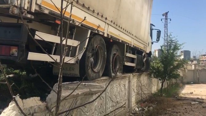 Direksiyon Hakimiyetini Kaybeden Tır Sürücüsü İstinat Duvarına Çıktı