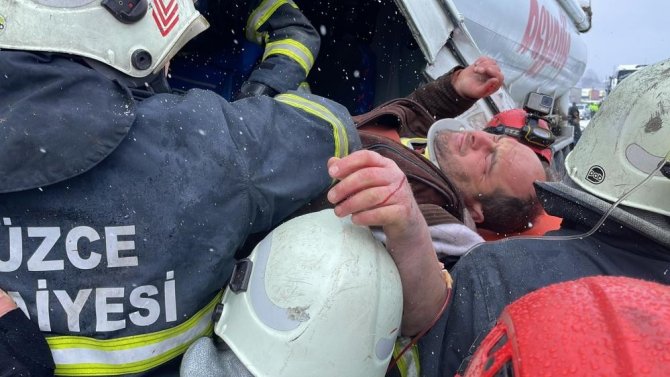 3 Ayda Sıkışan 25 Kişiyi Kurtardılar