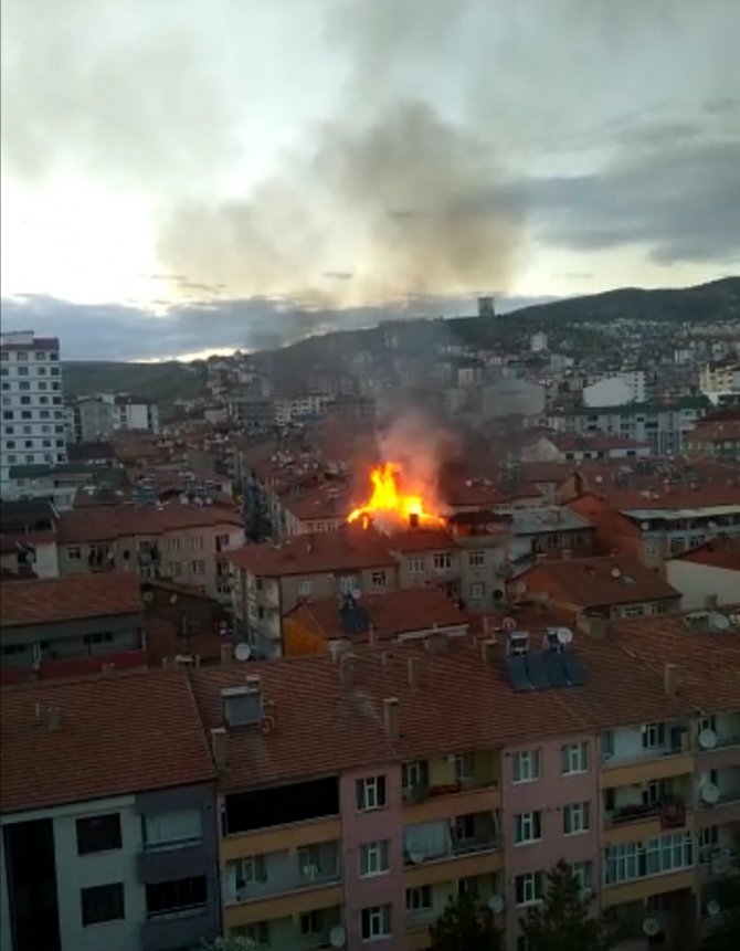 Elazığ’da Çatı Alev Alev Yandı