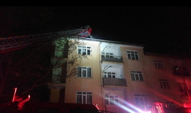 Elazığ’da Çatı Alev Alev Yandı