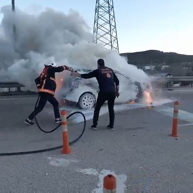 Seyir Halindeki Araç Alev Topuna Döndü