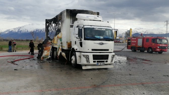 Akaryakıt İstasyonunda Kamyon Alev Alev Yandı