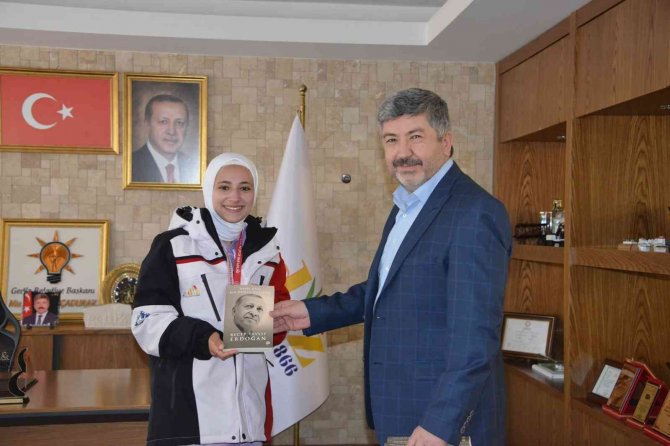 Başkan Akçadurak, Başarılı Sporcuları Ödüllendirdi