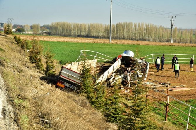 Tır At Çiftliğine Devrildi, 2 Yaralı
