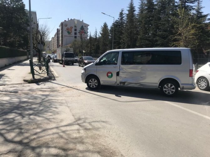Motosiklet İle Minibüs Çarpıştı: 1 Yaralı