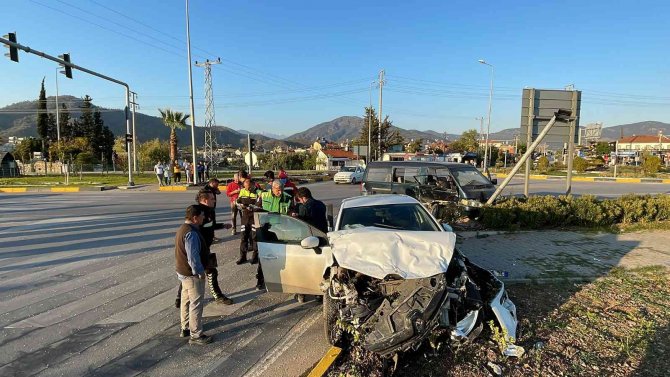 Fethiye’de Kamyonet İle Otomobil Çarpıştı: 5 Yaralı