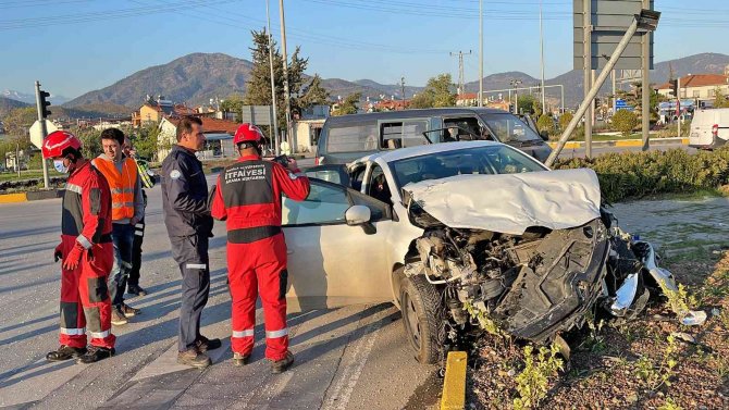 Fethiye’de Kamyonet İle Otomobil Çarpıştı: 5 Yaralı