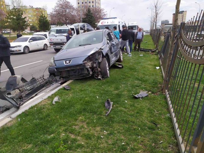 Tırın Sıkıştırdığı Otomobil Orta Refüje Çıktı: 3’ü Çocuk 4 Yaralı