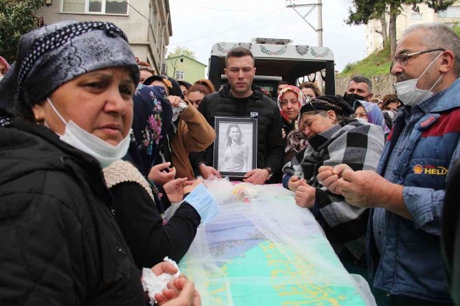 Erkek Arkadaşı Tarafından Öldürülen Genç Kadına Son Görev