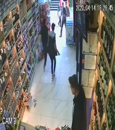Korkuyla Sığındığı İş Yerinde Defalarca Bıçaklandı, O Anlar Kamerada