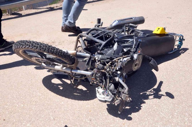 Kamyonetle Motosiklet Çarpıştı: 1 Ölü, 1 Yaralı