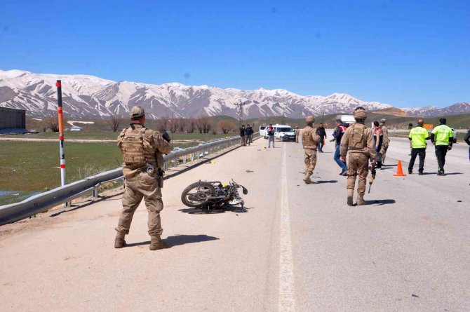 Kamyonetle Motosiklet Çarpıştı: 1 Ölü, 1 Yaralı