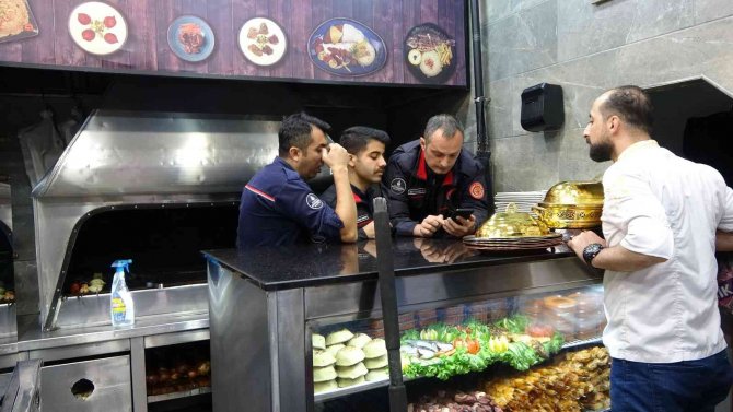 İ̇stiklal Caddesi’nde Bir Restoranın Bacasına Kedi Girdi