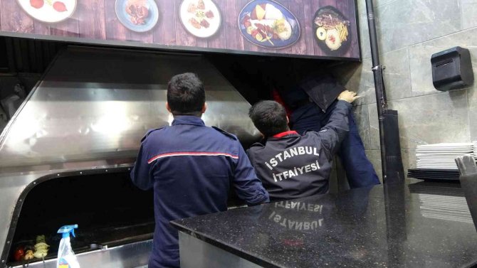 İ̇stiklal Caddesi’nde Bir Restoranın Bacasına Kedi Girdi