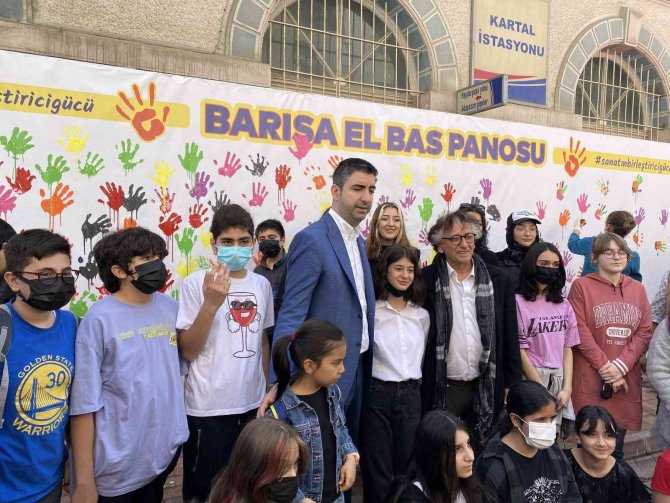 Rus Ve Ukraynalı Sanatçılar Kartal’da ’Barış’ Mesajı Verdi
