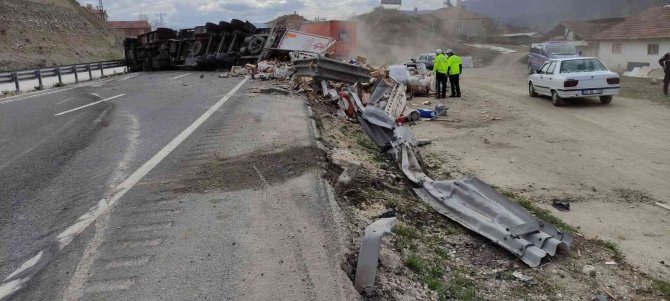 D100’de Devrilen Tırın Dorsesindeki Malzemeler Yola Saçıldı: 1 Yaralı