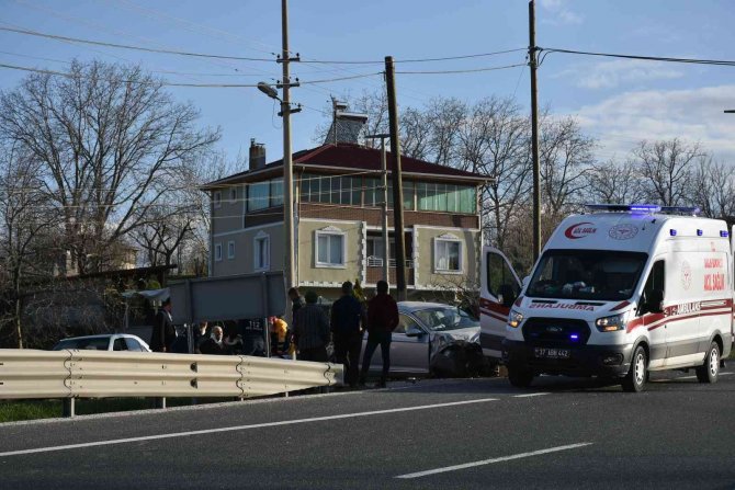 Tosya’da D-100 Karayolunda Trafik Kazası: 2 Yaralı