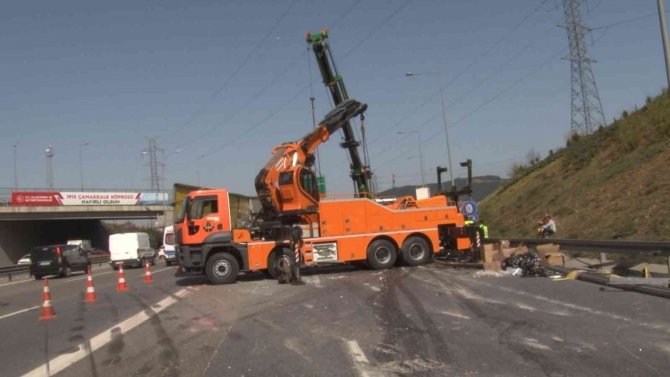 Tem’de Manevra Yapan Tır Dorsesindeki İş Makinesi Yola Düştü