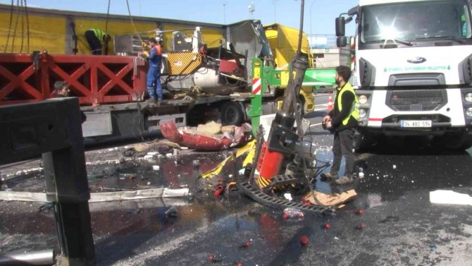 Tem’de Manevra Yapan Tır Dorsesindeki İş Makinesi Yola Düştü