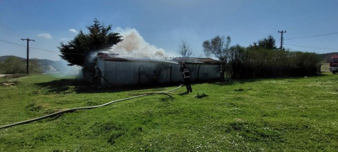 Telsizden Geçen Anonsu Duyan Gönüllü İtfaiyeci Aile Barakada Çıkan Yangını Söndürdü