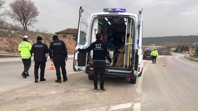 Otomobil Bariyerlere Çarptı: 3 Yaralı