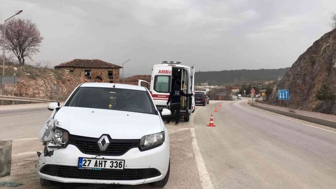 Otomobil Bariyerlere Çarptı: 3 Yaralı