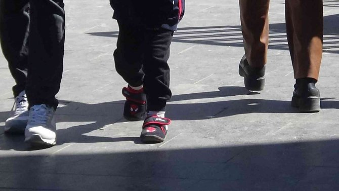 Uzman Doktor Uyardı: Ayak Hastalıklarının Başı Yanlış Ayakkabı Seçimi