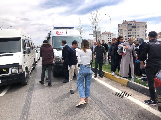 Tırın Sıkıştırdığı Otomobil Orta Refüje Çıktı: 3’ü Çocuk 4 Yaralı