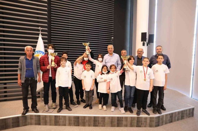 Başkan Tarhan, Mezitli’nin Başarılı Sporcularıyla Buluştu
