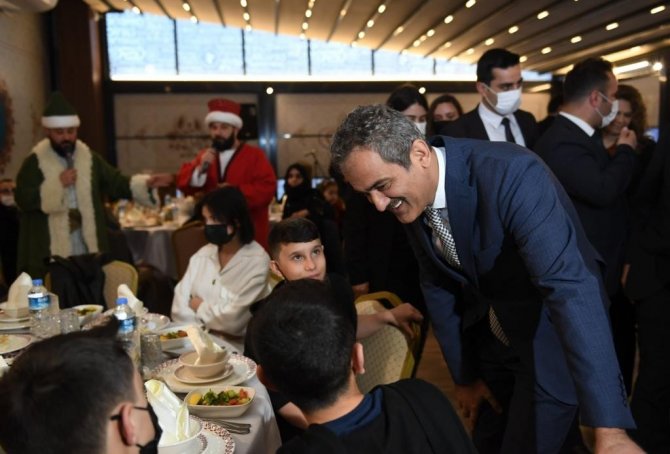 Milli Eğitim Bakanı Özer, Yetim Çocuklarla İftar Yaptı