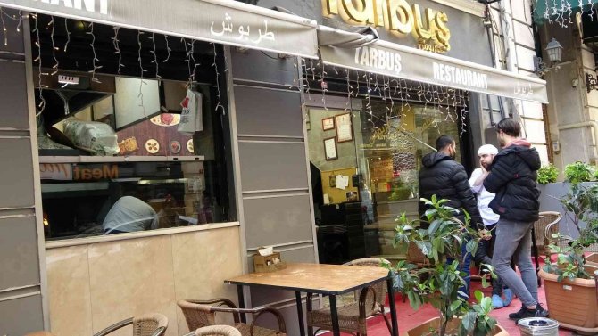 İ̇stiklal Caddesi’nde Bir Restoranın Bacasına Kedi Girdi