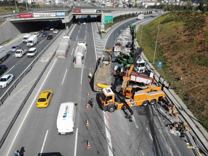 Tem’de Manevra Yapan Tır Dorsesindeki İş Makinesi Yola Düştü