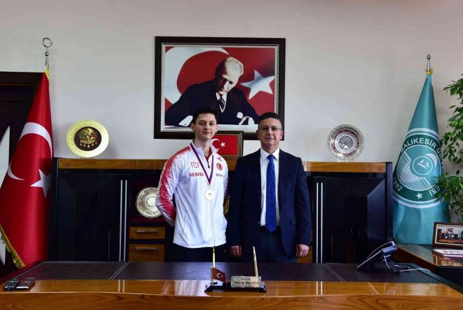 Şampiyon Sporcudan, Rektör Prof. Dr. İ̇lter Kuş’a Ziyaret