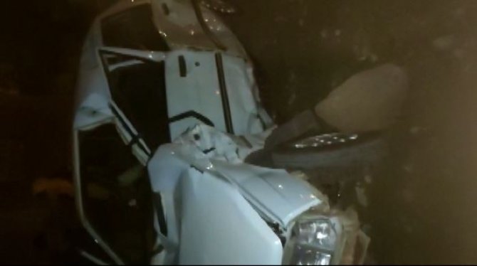 Ana Yola Çıkmaya Çalışan Otomobile Kamyon Çarptı: 3 Yaralı