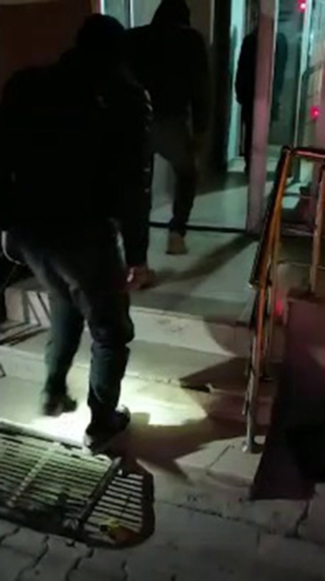 ’Dur’ İhtarına Uymayıp Kaçan Araçtan 31 Düzensiz Göçmen Çıktı
