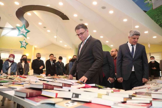 Liselere Uzmanlık Kütüphanesi