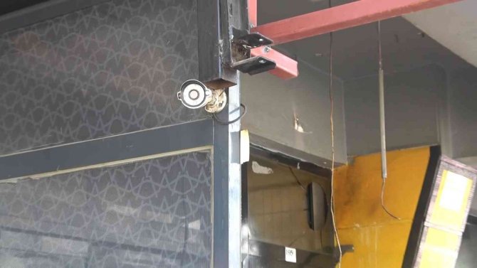 Kameraya El Sallayan Pişkin Hırsızın Sonu Hapis Oldu