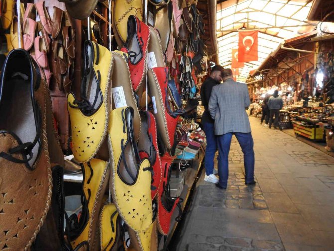 Havaların Isınmasıyla Yemeni Ayakkabılara Talep Arttı