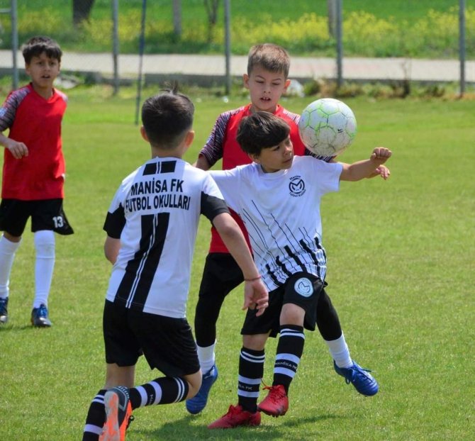 Çocuklar Yunusemre Bahar Futbol Turnuvasında Eğlendi