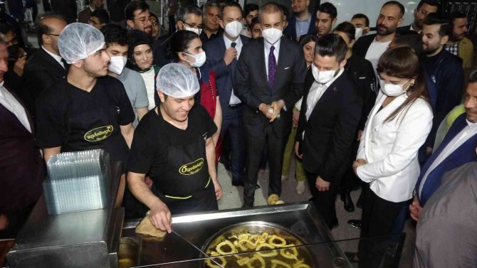 Ak Parti Sözcüsü Ömer Çelik, Gençlerle Oyun Oynayıp, Halka Tatlısı Yaptı