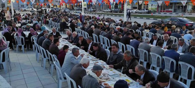 Ak Parti’nin İftarına Yoğun Katılım