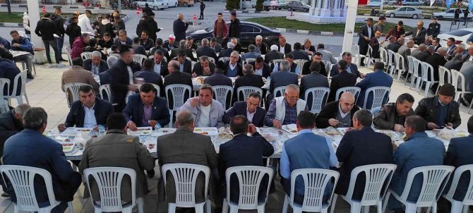 Ak Parti’nin İftarına Yoğun Katılım