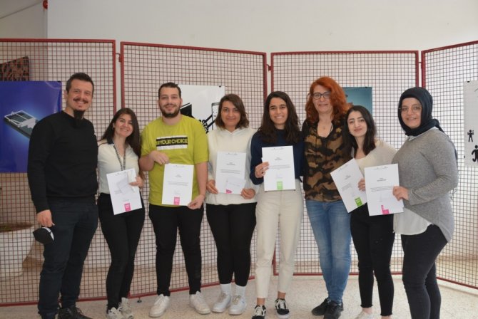 “Hayata Bağlı Ol” Konulu Afiş Tasarımı Yarışmasında Dereceye Giren Öğrenciler Ödüllendirildi