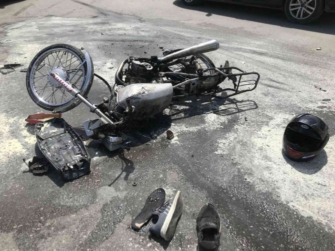 Antalya’da Motosiklet İle Kamyonet Çarpıştı: 2 Yaralı