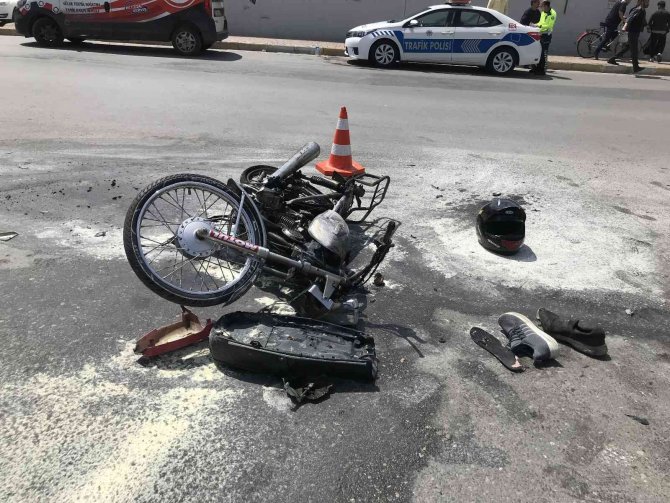 Antalya’da Motosiklet İle Kamyonet Çarpıştı: 2 Yaralı