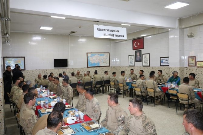 Vali Şahin, Eren Kış-34 Operasyon Bölgesinde Havadan İncelemede Bulundu